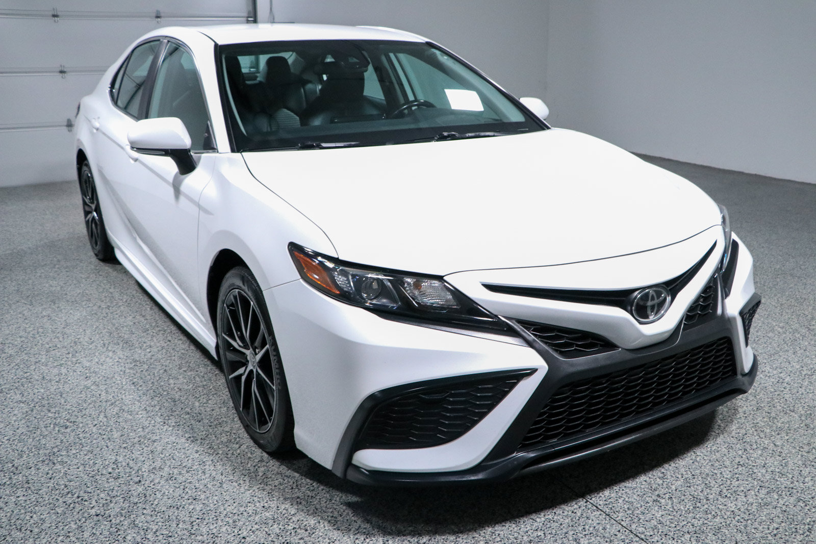 Used 2023 Toyota Camry SE FWD image 5