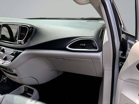 Used 2024 Chrysler Pacifica Touring-L FWD image 24