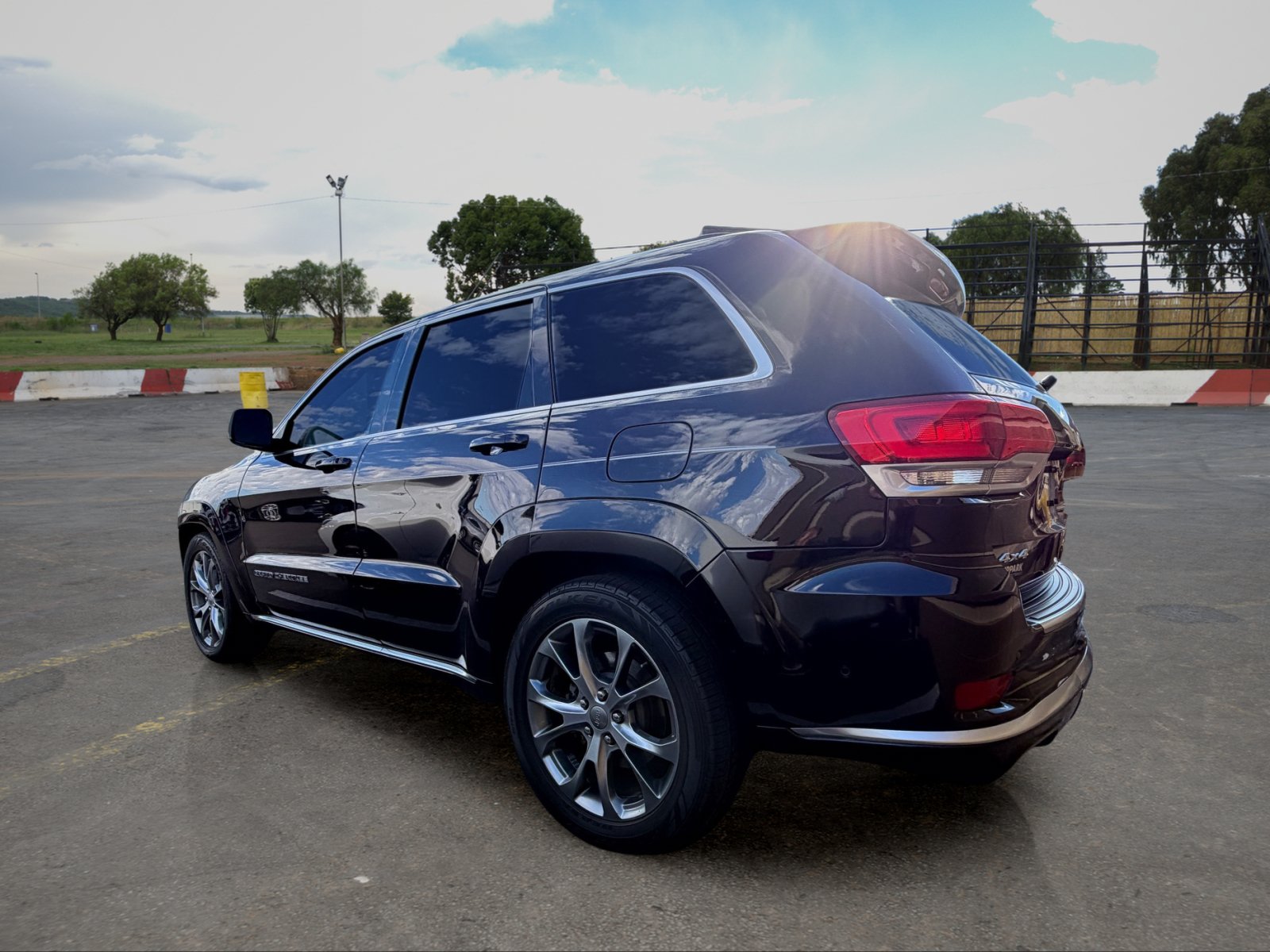 Used 2020 Jeep Grand Cherokee Summit AWD/4WD image 4