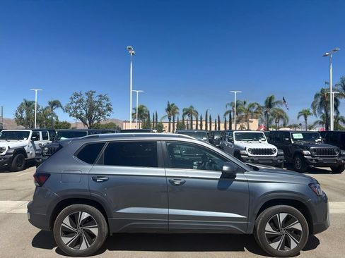Used 2025 Volkswagen Taos SE AWD/4WD image 3