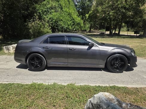 Used 2014 Chrysler 300 RWD image 3