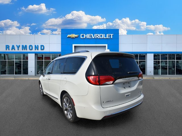 Used 2019 Chrysler Pacifica Limited w/ Tire & Wheel Group FWD image 5