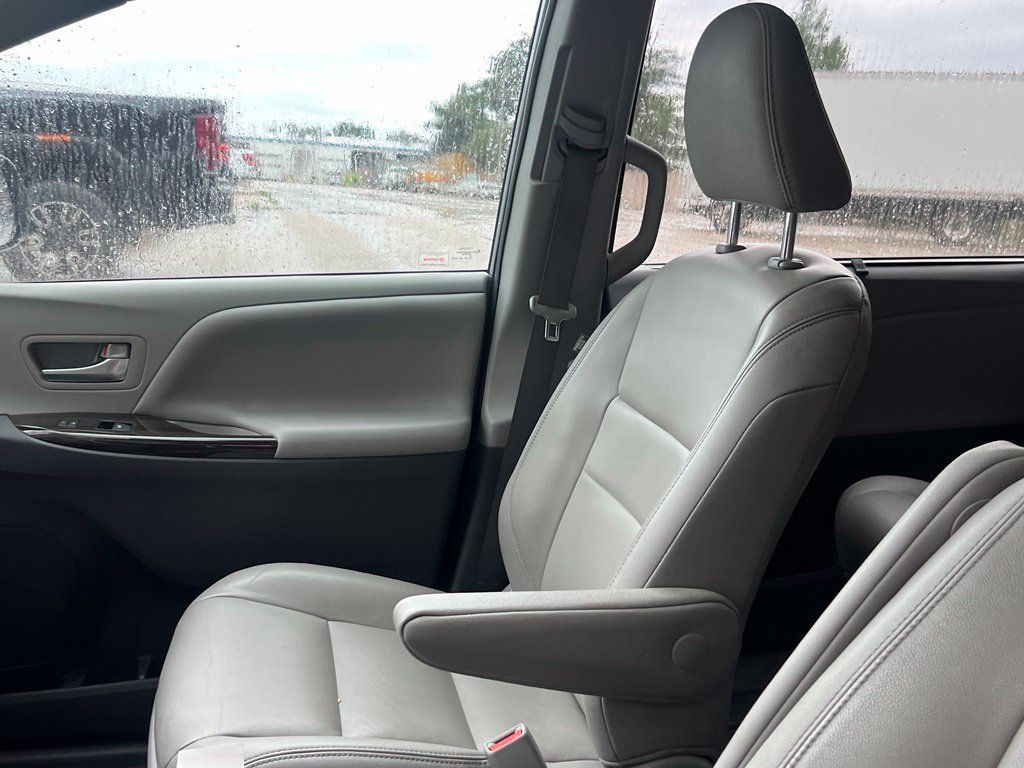 Used 2020 Toyota Sienna XLE AWD/4WD image 24