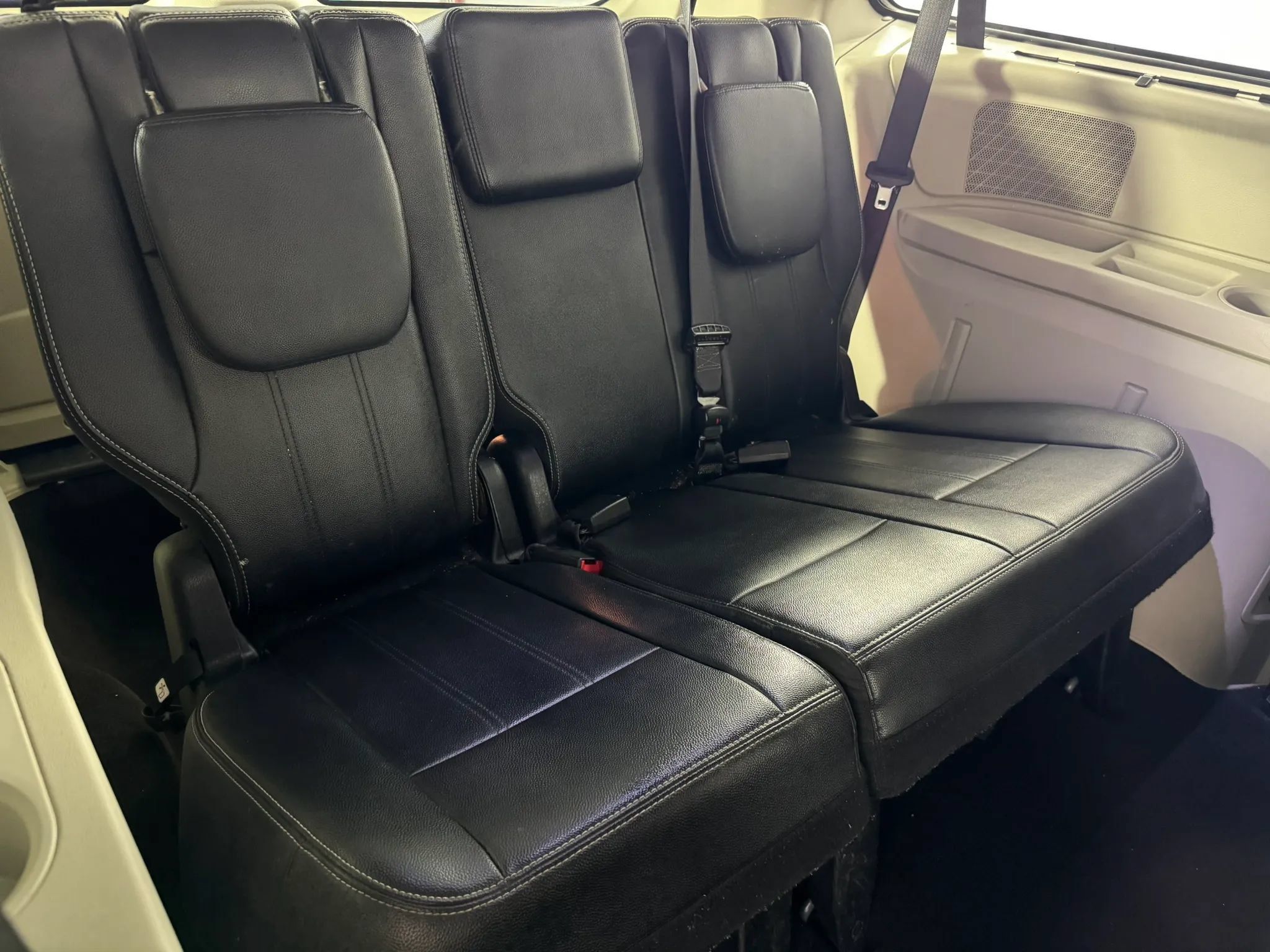 Used 2014 Chrysler Town & Country Touring-L w/ Driver Convenience Group FWD image 38