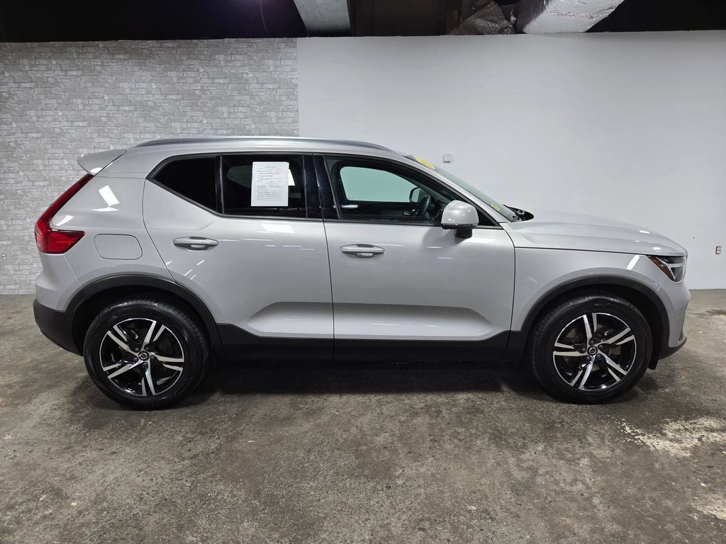 Used 2023 Volvo XC40 B5 Core w/ Climate Package AWD/4WD image 3
