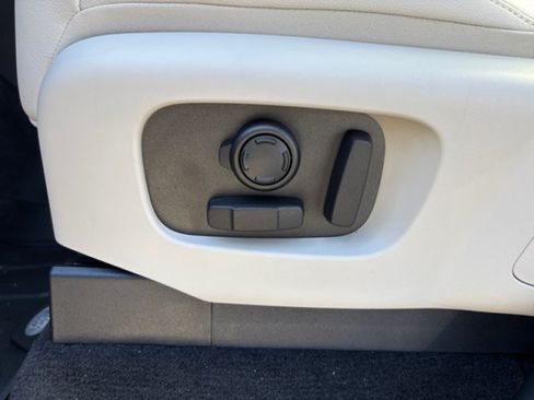 Certified 2025 Land Rover Discovery S AWD/4WD image 11