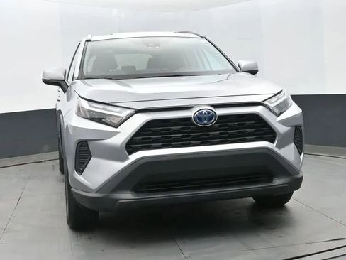 Used 2022 Toyota RAV4 XLE w/ Convenience Package AWD/4WD image 3