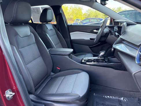 Used 2025 Chevrolet Trax LT image 35