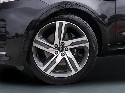 Used 2024 Land Rover Discovery Metropolitan Edition image 4