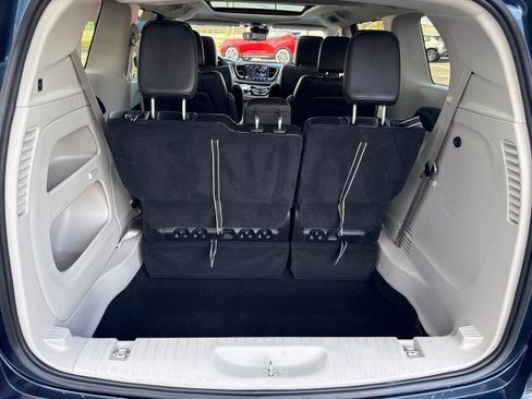 Used 2023 Chrysler Pacifica Touring-L AWD/4WD image 31