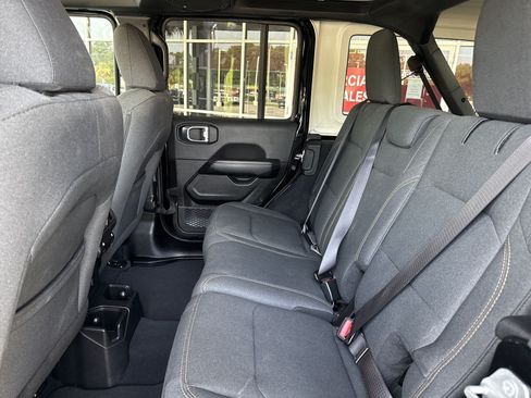 Used 2025 Jeep Wrangler Unlimited Sahara AWD/4WD image 28