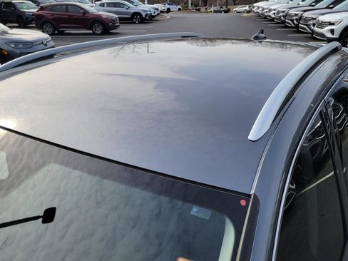 Certified 2025 Volkswagen Tiguan SE image 9