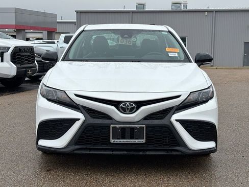 Used 2024 Toyota Camry SE image 3