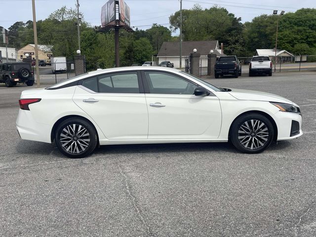 Used 2025 Nissan Altima 2.5 SV FWD image 2