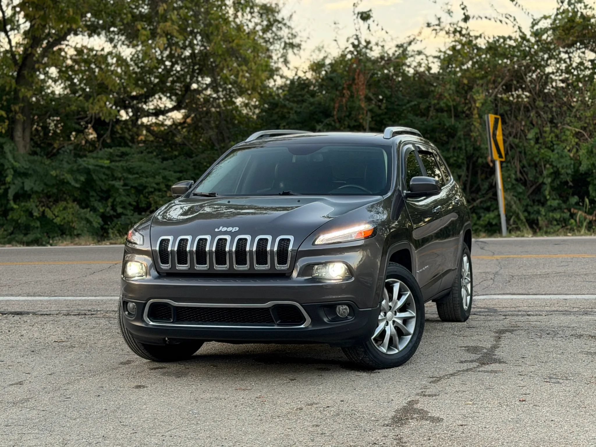 Used 2018 Jeep Cherokee Limited AWD/4WD image 1