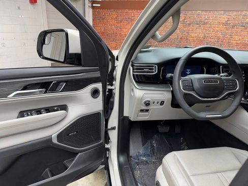 Used 2022 Jeep Wagoneer Series II image 9