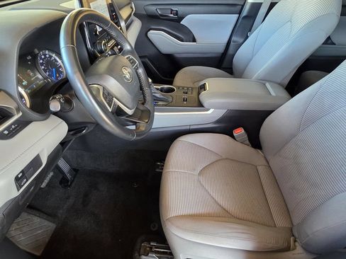 Used 2023 Toyota Highlander LE AWD/4WD image 6