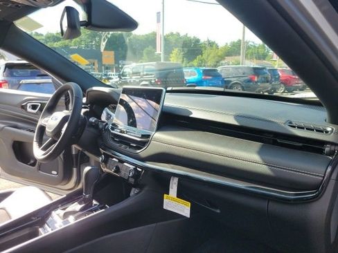 Used 2024 Jeep Compass Latitude w/ Sun and Sound Group AWD/4WD image 20