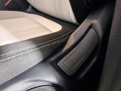 Used 2025 Hyundai Venue SEL FWD image 21