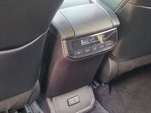 Used 2024 Toyota Highlander XLE AWD/4WD image 26