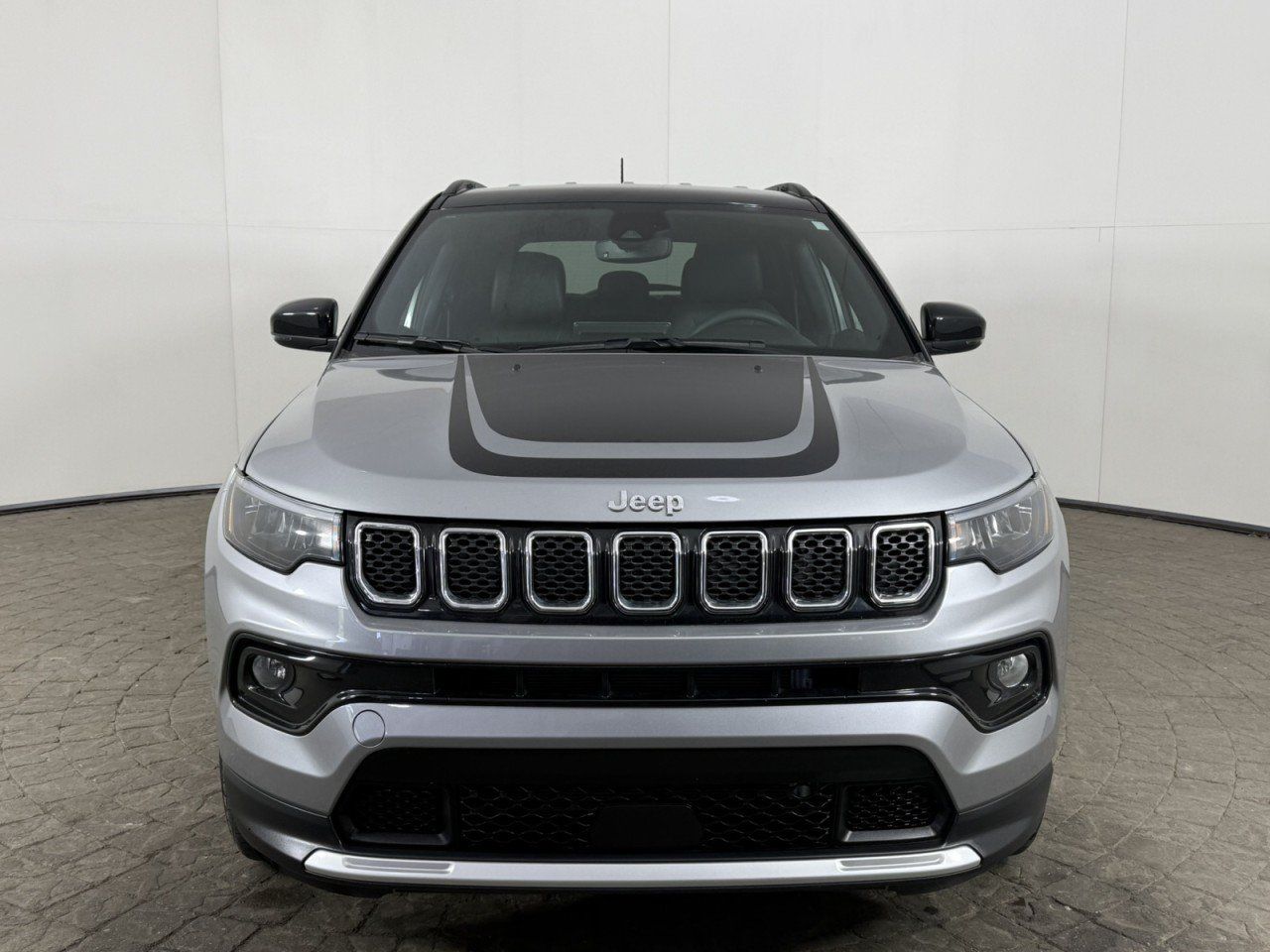 Used 2023 Jeep Compass Limited w/ Mopar Graphics Package AWD/4WD image 2