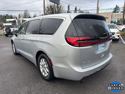 Used 2024 Chrysler Pacifica Touring-L image 7