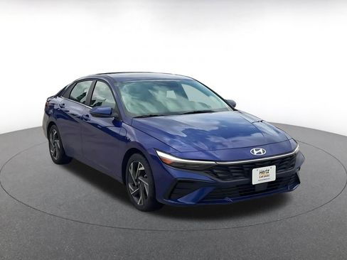 Used 2025 Hyundai Elantra Limited FWD image 3