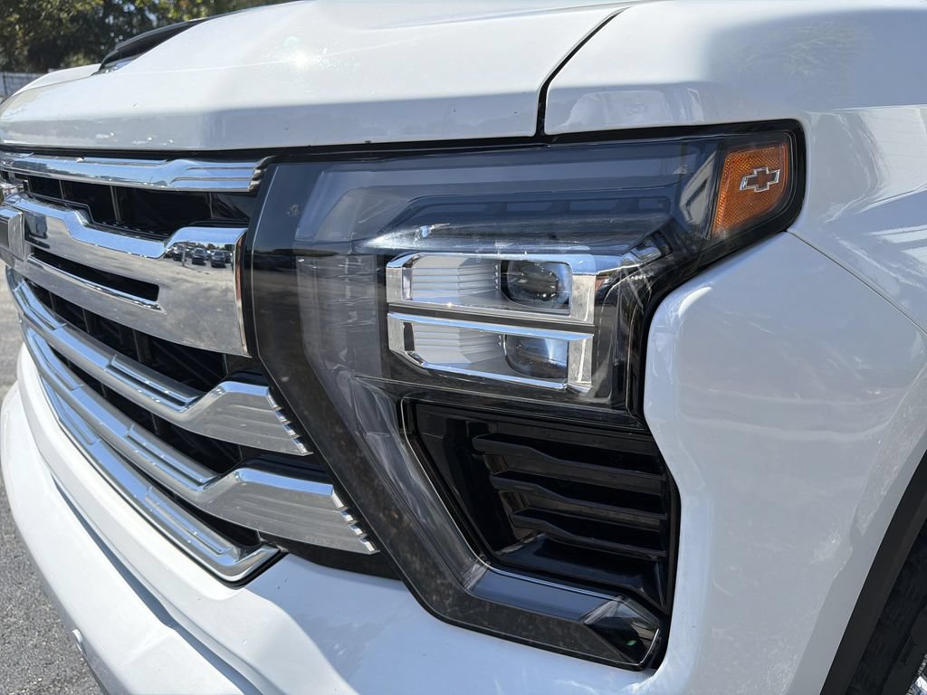 Used 2025 Chevrolet Silverado 3500 High Country w/ Technology Package AWD/4WD image 8