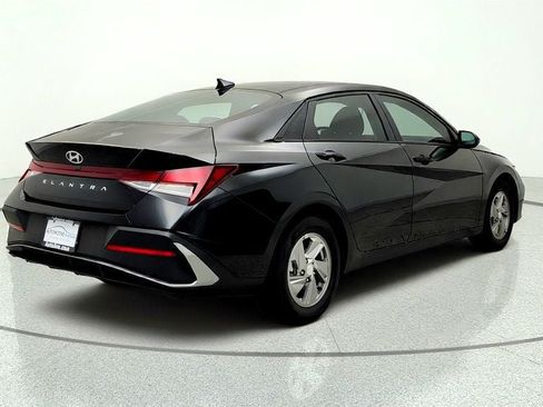 Used 2025 Hyundai Elantra SE w/ Cargo Package FWD image 5