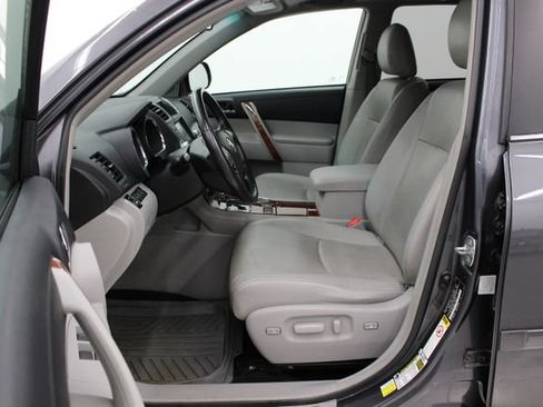 Used 2012 Toyota Highlander Limited w/ Tow Pkg AWD/4WD image 11