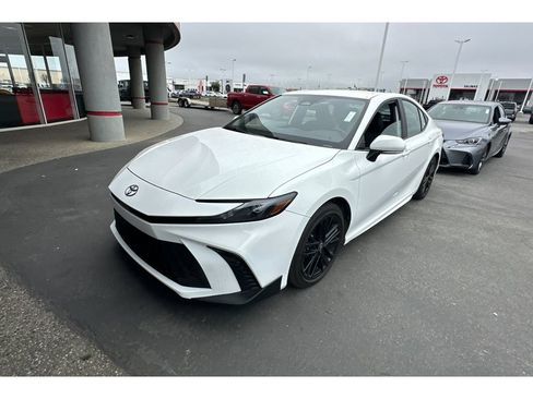 Used 2025 Toyota Camry SE FWD image 3