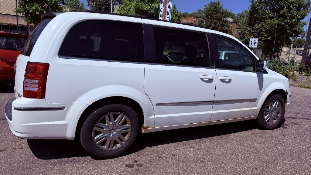Used 2010 Chrysler Town & Country Touring FWD image 4