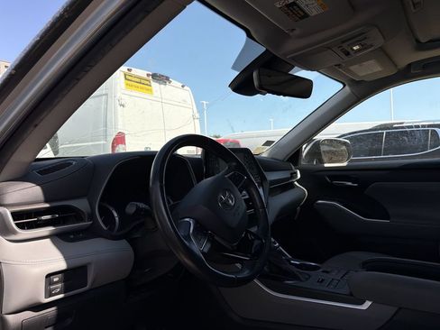 Used 2021 Toyota Highlander XLE AWD/4WD image 7