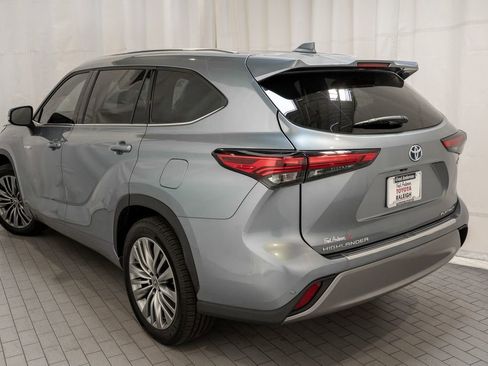 Used 2021 Toyota Highlander Platinum image 4