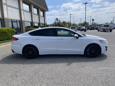 Used 2019 Ford Fusion SE FWD image 3