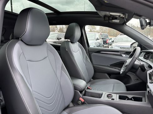 New 2026 Volkswagen Tiguan SE R-Line FWD image 19