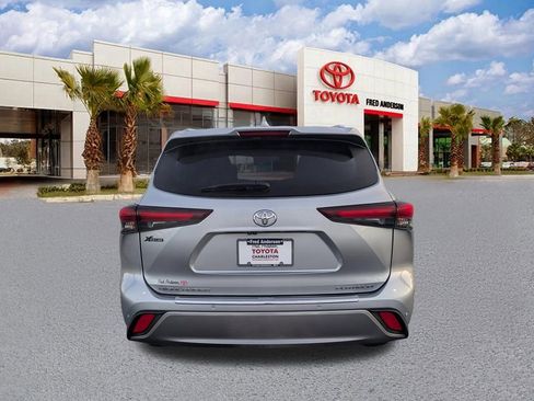 Used 2024 Toyota Highlander Platinum image 6