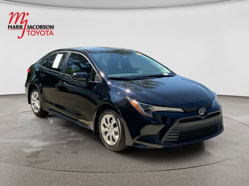 Used 2025 Toyota Corolla LE FWD image 3