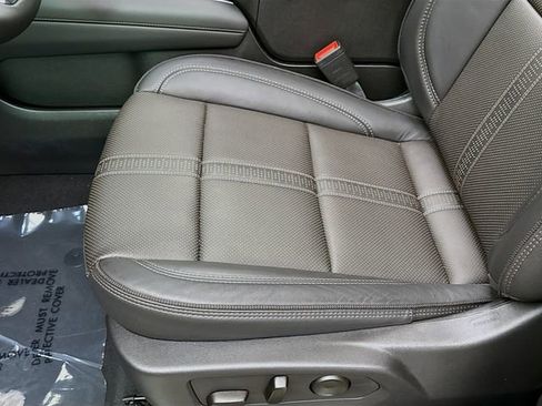 Used 2025 Chevrolet Suburban High Country AWD/4WD image 23