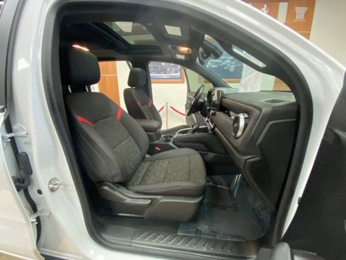Used 2024 Chevrolet Colorado Z71 w/ Z71 Convenience Package 2 AWD/4WD image 9