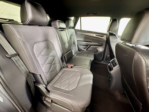 Used 2024 Volkswagen Atlas Cross Sport SE image 17