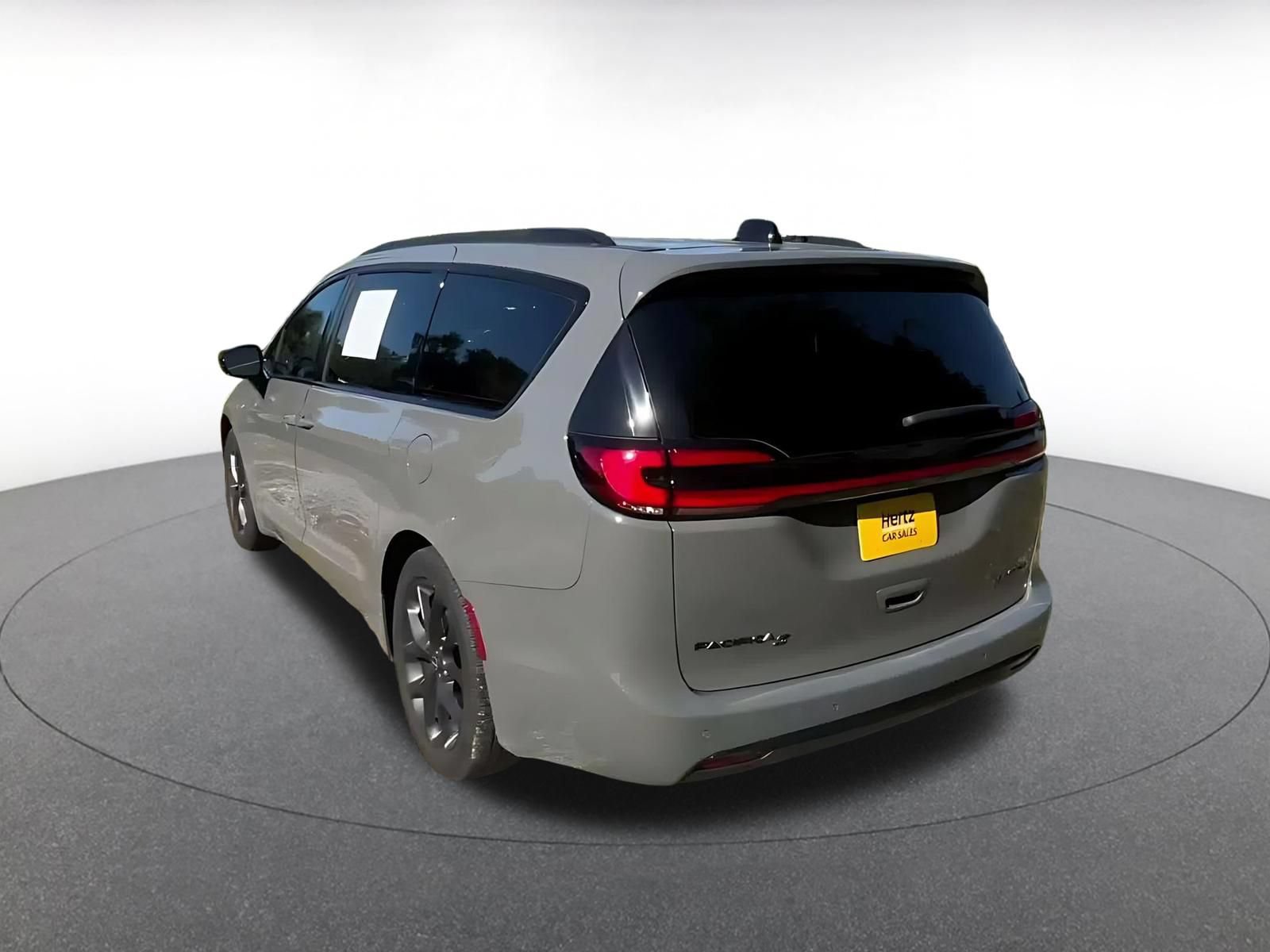 Used 2025 Chrysler Pacifica Limited FWD image 10