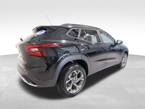 Used 2025 Chevrolet Trax LT FWD image 4