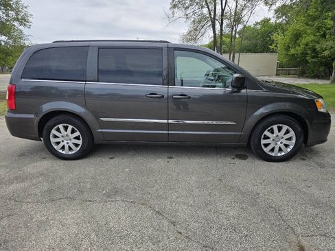 Used 2016 Chrysler Town & Country Touring FWD image 4