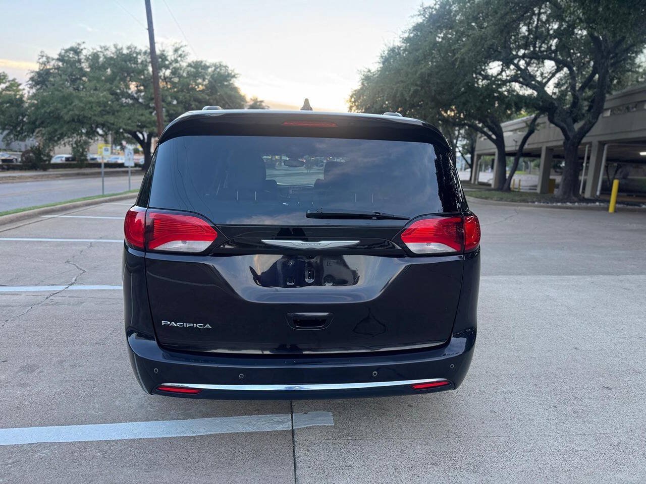 Used 2017 Chrysler Pacifica Touring-L w/ Tire & Wheel Group FWD image 5