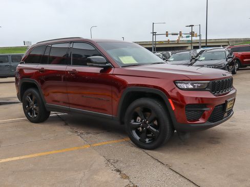 Used 2023 Jeep Grand Cherokee Altitude AWD/4WD image 4