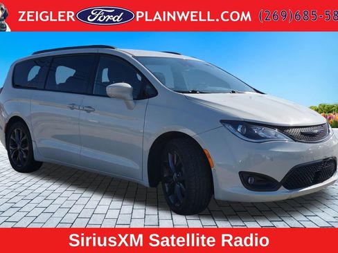 Used 2020 Chrysler Pacifica Touring w/ Advanced Safetytec Group FWD image 7