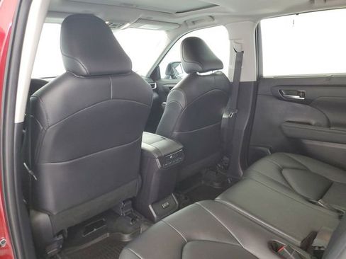 Used 2024 Toyota Highlander XLE image 16