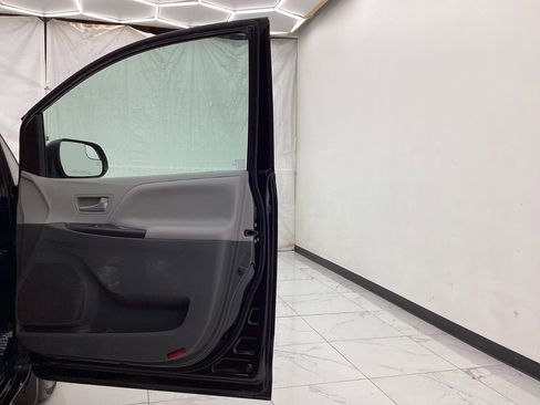Used 2015 Toyota Sienna LE AWD/4WD image 19