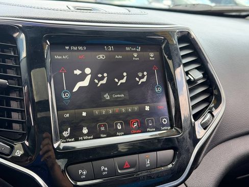 Used 2019 Jeep Cherokee Limited w/ Luxury Group AWD/4WD image 10